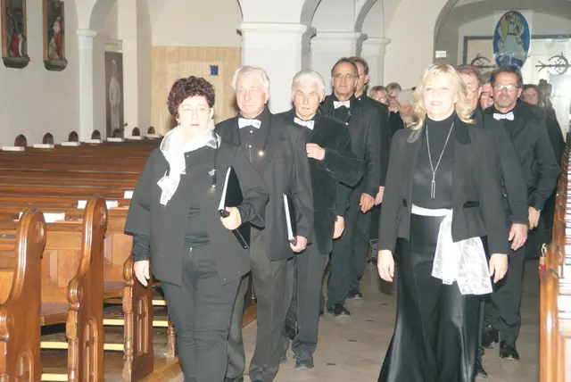 Der Chor zog singend ein. | Foto: Peter Sattler