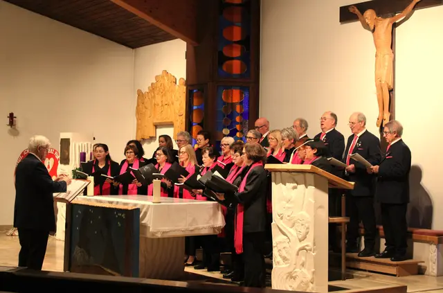 Der Singverein und Kirchenchor Illmitz begeisterte in der Pfarrkirche mit einer Mischung aus traditionellen Weihnachtsliedern und Stücken aus der ganzen Welt. 