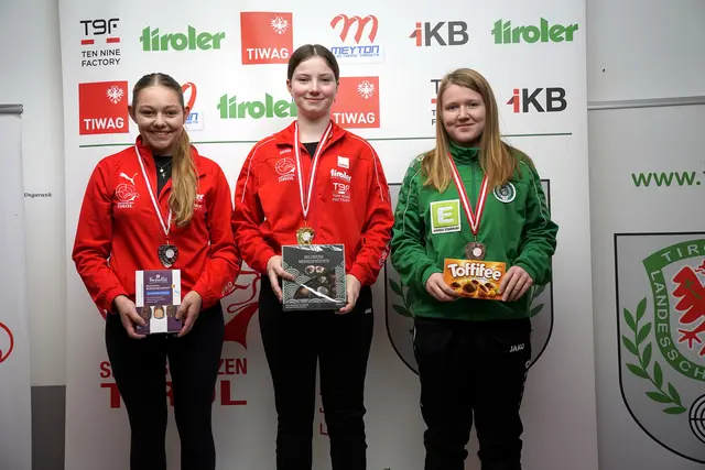 Theresa Woertz (Mitte - SG Matrei) holte Gold vor Leonie Ascher (links - SG Breitenbach) im Luftgewehr-Bewerb der Juniorinnen U18 beim Grand Prix of Tyrol 2025 in Innsbruck | Foto: Christian Kramer
