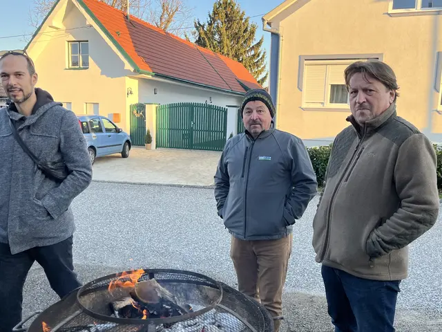 Man wärmte sich am Feuer | Foto: Gesa Buzanich