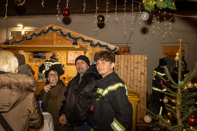 Weihnachtsstand der Freiwilligen Feuerwehr Maria Lanzendorf im Vordergrund Dominik Maier Jugendteambetreuer. | Foto: cine-motion.at / R. Ivanek