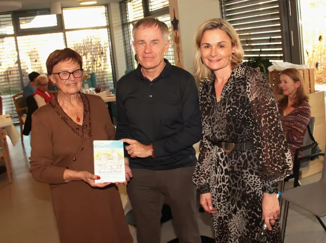 Maria Toth las aus "Gemeinsam nicht einsam" dem Buch von Franz Stangl. | Foto: Peter Seper