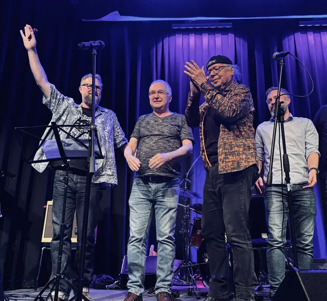 Musiker Artur Fandl präsentierte zusammen mit seinen Musikerkollegen seine neueste CD "Honest" im Stadtsaal Güssing.  | Foto: Dagmar Tutschek