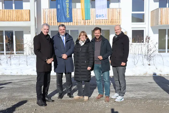 Bei der Schlüsselübergabe des neuen Projekts: Dietmar Waldeck, Eduard Wallnöffer, Bgm. Heidi Profeta, Florian Riedl und Martin Mimm | Foto: Kendlbacher