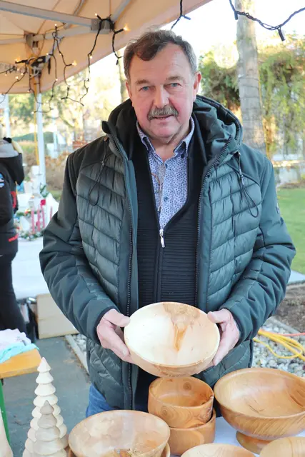 Erwin Weber ist ein talentierter Hobby-Drechsler. Ob Nuß-, Kirsch-, Apfel- oder Zirbenholz, unter seinen Händen entstehen Schüsseln, Döschen und Deko, jedes ein Unikat. In der Hand hält der Zettlinger eine gedrechselte Schüssel aus Trauerweide.  | Foto: Edith Ertl
