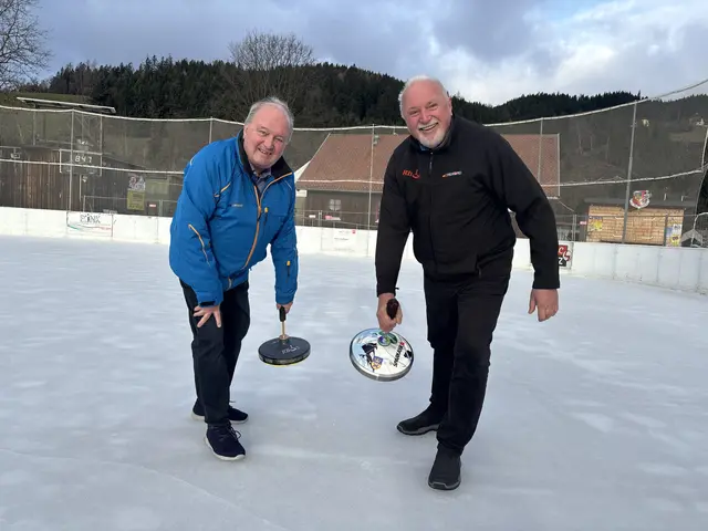 Langenwangs Bürgermeister Rudolf Hofbauer und Bezirksobmann Rupert Breitegger testen das Eis auf der Kunsteisanlage Langenwang.  | Foto: MeinBezirk/Angelina Koidl