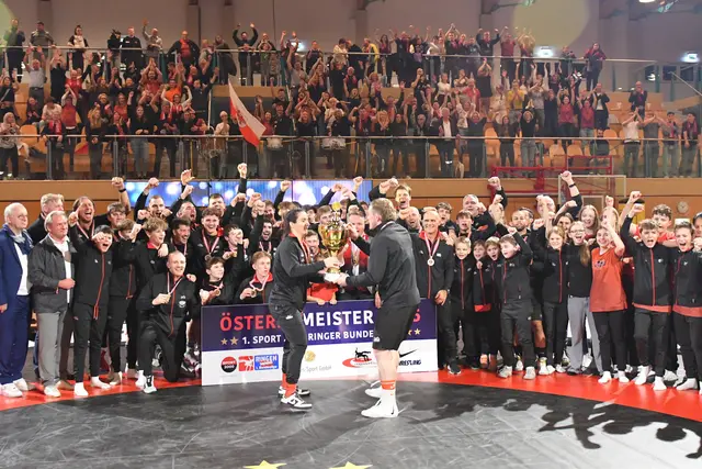 Der RSCI wurde zum zweiten Male Meister in der Bundesliga und jubelt mit seien Fans | Foto: Bernhard Walder