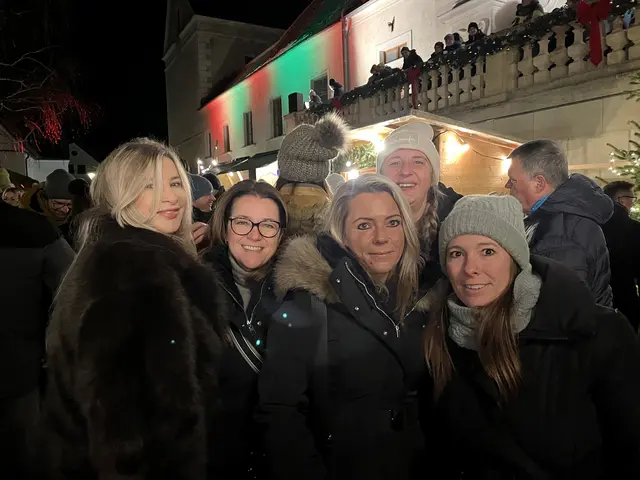 Teresija Salatovic, Silvia Mendes, Sabine Janu, Gabi Kopic und Sonja Kunstadt  verbringen den Mauerbacher Advent gerne mit Freunden  | Foto: Franziska Führer