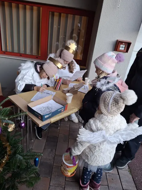 Die traditionelle Christkindlpost mit dem Versenden der Wünsche in den Nachthimmel durfte beim Liebauer Advent nicht fehlen.  | Foto: Feuerwehr Minihof-Liebau