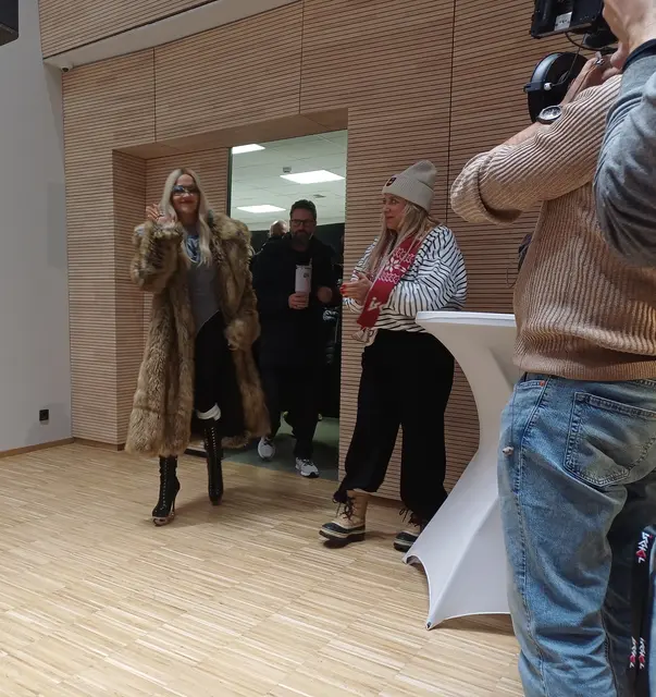 Rita Ora erscheint auf "Kuven" zur Pressekonferenz | Foto: Monika Hammerl