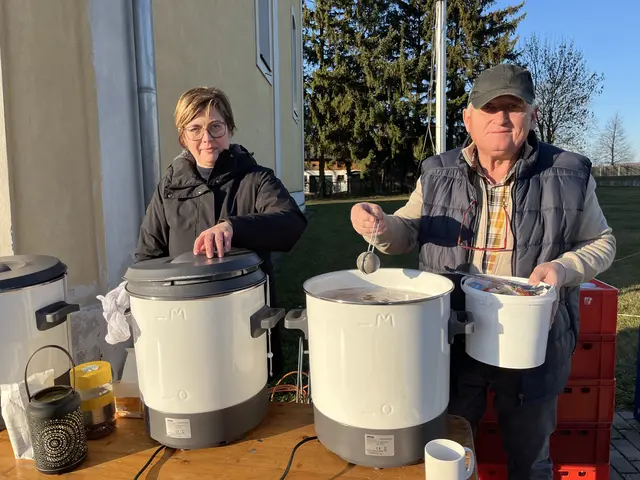 Vor und nach dem Konzert gab es Glühwein und... | Foto: Gesa Buzanich