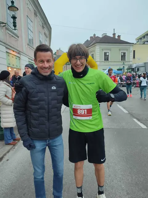 Erfolgstrainer Dieter Pratscher gemeinsam mit seinem Athleten Samuel Kerschbaum beim Adventlauf in Mödling. | Foto: LAC
