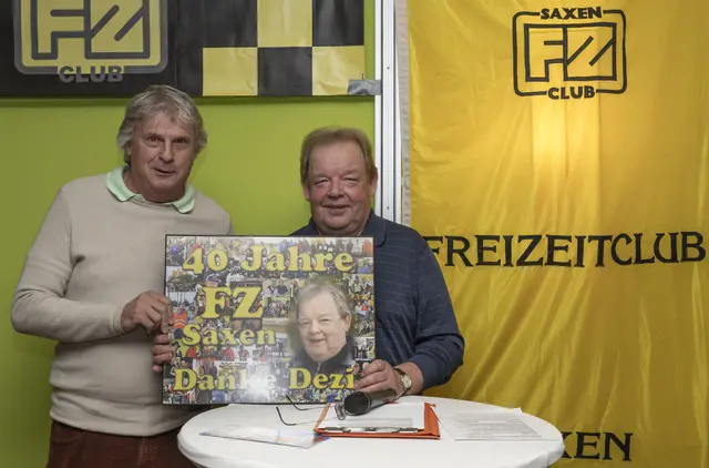 Vereinsfotograf Werner Leutner übergab eine Collage. | Foto: Günther Iby