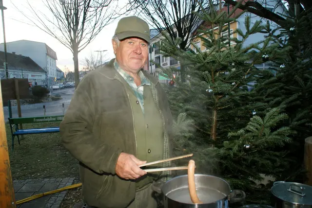 Bei Karl gab es heiße Würstchen. | Foto: Peter Sattler