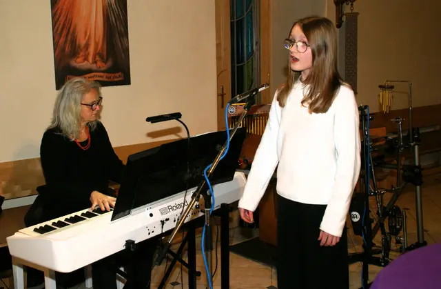 Sarah Kahr wurde von Ines Rothbauer am Piano begleitet.  | Foto: Peter Sattler
