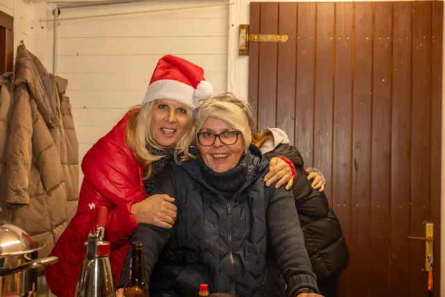Uschi Huna und Renate Lehrer betreuen am Samstag den Stand der "Dorferneuerung" (vlnr). | Foto: cine-motion.at / R. Ivanek