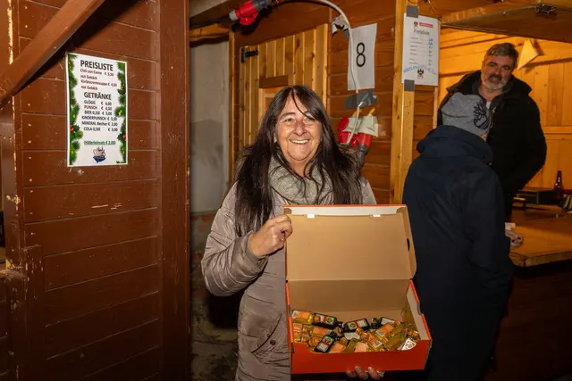 Melanie Potzmann heizt mit Jägermeisterverkauf die Stimmung an. | Foto: cine-motion.at / R. Ivanek