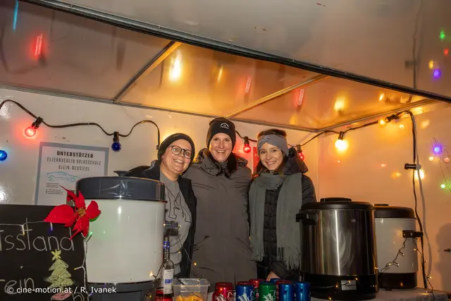 Jasmin Winkler, Irina Baier und Julia Glösl betreuten den Stand des Elternvereins (vlnr). | Foto: cine-motion.at / R. Ivanek