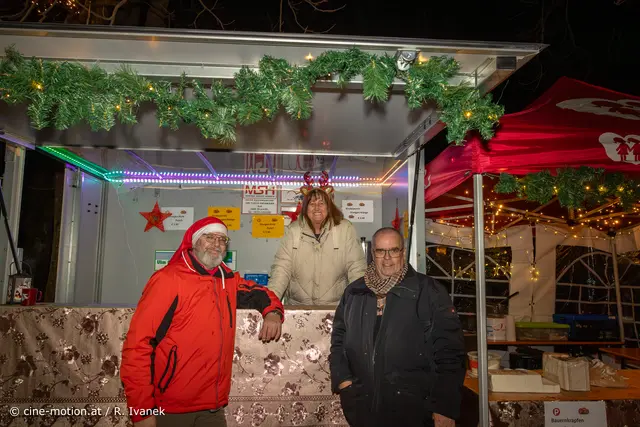 Pensionistenverband - Wolfgang Hiller mit Johanna Eggendorfer und Bürgermeister Robert Szekely. | Foto: cine-motion.at / R. Ivanek