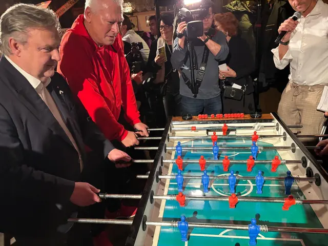 Michael Ludwig und Toni Polster mussten sich am Wuzzler beweisen | Foto: Bernd Dorner