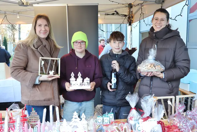 Mit dabei auch die MS Feldkirchen mit den Pädagoginnen Nicole Venus-Magometschnigg und Isabelle Eberhard und den Schülern Samuel und Nikolas. Mit von den Schülern selbst gestaltetem Kunsthandwerk und kulinarischen Köstlichkeiten spart die 3. Klasse Geld für eine Italien-Fahrt an.  | Foto: Edith Ertl