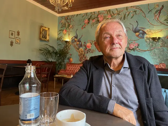 Der Leobener Autor Günther Freitag beim Interview für MeinBezirk im Café "Himml auf Erdn". | Foto: Gaube