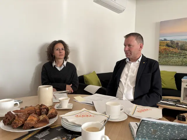 Geschäftsführerin Angelika Büchler und Obmann Stefan Lang vom Abfallverband Hollabrunn präsentieren die neue Restmüllanalyse. | Foto: Alexandra Goll