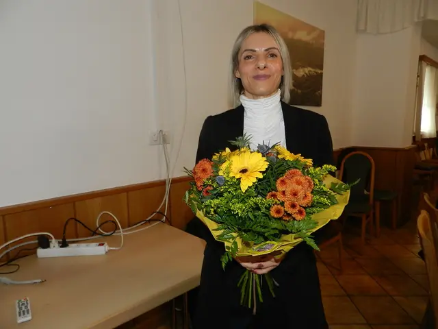 Mag. Heidemarie Bachhofer wurde mit eine Blumen für ihre Arbeit von der Gemeinde gedankt | Foto: Heribert Punz