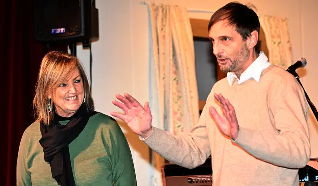 Begrüßung der Zuseher im restlos ausverkauften Saal durch Kulturreferent Hansjörg Markt und MIA-Obfrau Andrea Schabuß. | Foto: Hassl