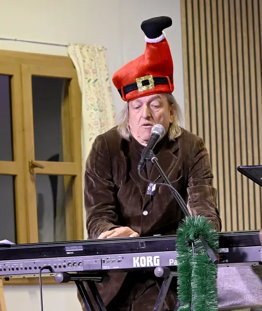 Nicht nur perfeke Pianobeherrschsung, sondern auch die mutigen Kopfbedeckungen sorgen für Begeisterung. | Foto: Hassl