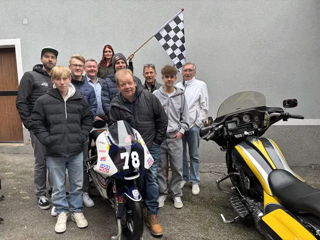 Am Bild von links Thomas Altendorfer, Florian Weichselbaumer, Jakob Rosenthaler, Bgm. Erwin Neubauer, Verena Tazreiter, Christopher Eder, Karl "Dezi" Buchmayr, Erwin Machtlinger, Alexander Benkner, Herbert Thumpser. | Foto: MeinBezirk Perg/Köck