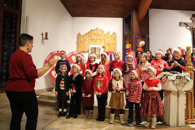 Die Kinder der Musikschule führten unter der Leitung von Daniela Janezic ihre eingeprobten, stimmungsvollen Adventlieder vor. 