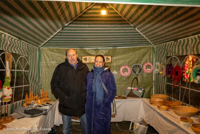 Pepi und Silvia aus Mannswörth mit Zirbenholz-Produkten und Häckeleien. | Foto: cine-motion.at / R. Ivanek