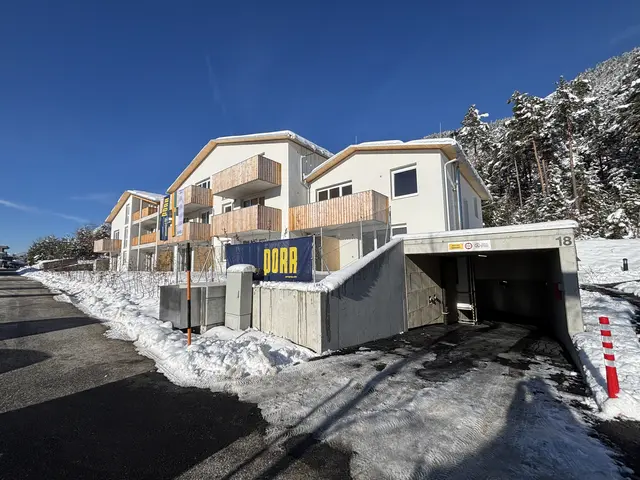 Durch die Hanglage des Grundstücks haben nicht nur die Erdgeschosswohnungen, sondern auch mehrere Einheiten im ersten Obergeschoss Zugang zu einem Garten. | Foto: Kendlbacher