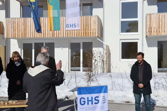 Pfarrer Hermann Gutwenger spendete den Segen für das Gebäude und seine neuen Bewohner. | Foto: Kendlbacher