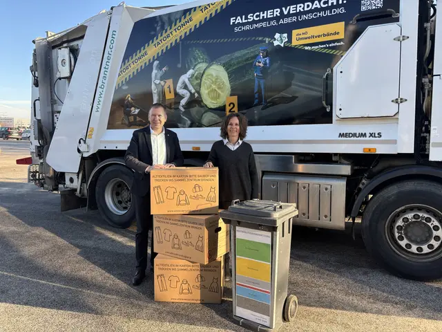 Müllfahrzeuge mit der Kampagnenbotschaft „Tatort Tonne“. | Foto: Alexandra Goll