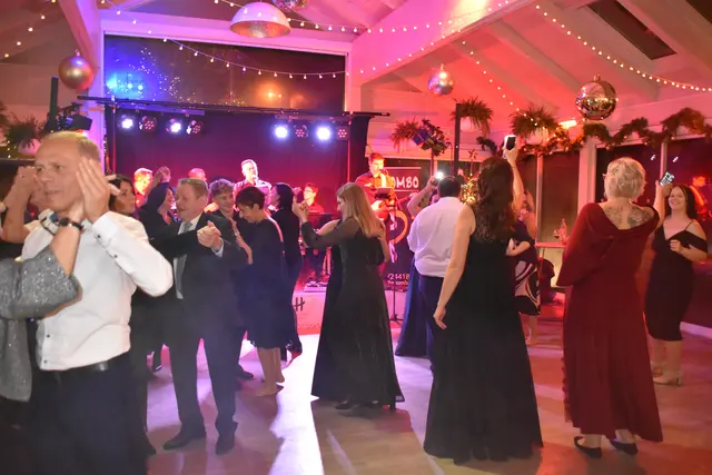 Viele Tanzpaare schwangen ihre Tanzbeine zur Musik der "Combo". | Foto: Michael Strini