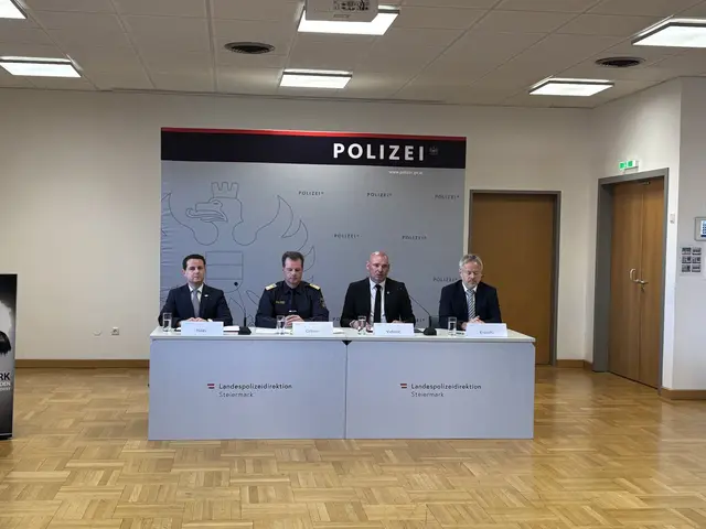 Markus Haas, interimistischer Leiter LKA Steiermark, Gerald Ortner, Landespolizeidirektor Steiermark, Stanko Vidovič, Leiter des Kriminaldienstes Maribor, und Christian Kroschl, Leiter der Staatsanwaltschaft Graz (v.l.), informierten am Sonntag über den aktuellen Ermittlungsstand im Fall der ermordeten Stefanie P.. | Foto: MeinBezirk/Sarah Konrad