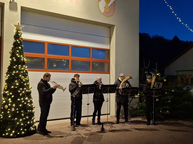 Die Bläsergruppe des Musikvereins Minihof-Liebau sorgte für die musikalische Umrahmung beim Liebauer Advent.  | Foto: Feuerwehr Minihof-Liebau