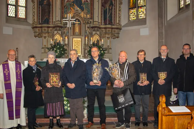 Pfarrer KonsR. Mag. Josef Etzlstorfer mit den geehrten Sieglinde Eisenhuber, Erna Finzinger, Werner und Martin Hellmayr, Kurt Schwarz, Gottfried Boubenicek, Dr. Johann Hummer und Ing. Robert Wöss und wurde bei der hl. Messe ein besonderer Dank ausgesprochen