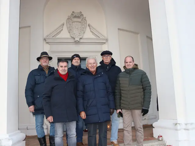 Die Gemeindevertreter vor der Rochuskapelle. | Foto: Graf