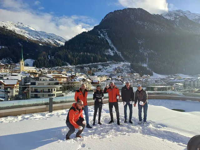 Die Verantwortlichen der SSAG und des TVB Paznaun - Ischgl - in fröhlicher Stimmung beim "picture in the snow" | Foto: Monika Hammerl