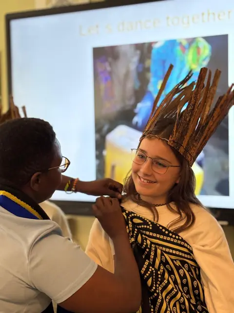 Schülerinnen und Schüler in Markt St. Martin konnten nauch traditionelle Kleidung aus der Region Biharamulo probieren. | Foto: Thaller Veronika