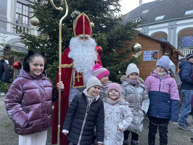 Ein magischer Moment: Der Nikolaus begrüßte die jüngsten Besucherinnen und Besucher des Adventmarkts in Kobersdorf.  | Foto: Vanessa Wittmann