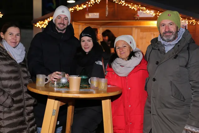 In gemütlicher Atmosphäre zusammenstehen  | Foto: Andreas Tauser