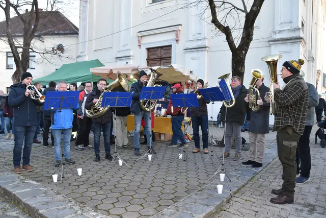 Das Bläserensemble der Jugendkapelle Großpetersdorf spielte vorweihnachtliche Klänge. | Foto: MeinBezirk/Michael Strini