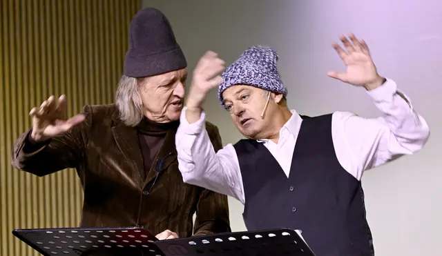 So manche Begebenheit aus dem Dorleben brachte Bewegung in das Kabarett-Duo. | Foto: Hassl