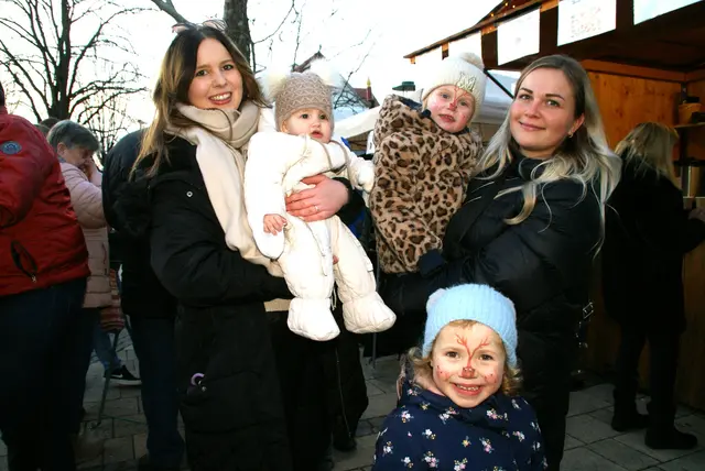 Adventliches Treiben im Vorhof der Kirche. Die jüngsten Gäste erfreuten sich bereits am Nachmittag am Kinderprogramm. | Foto: Peter Sattler