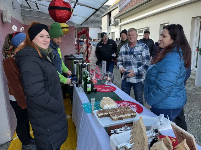 Draußen gab es Glühwein, drinnen Geschenke | Foto: Gesa Buzanich