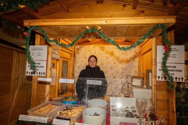 Elisabeth am Stand mit hausgemachter Weihnachtsbäckerei von Sternecker Gabriele. | Foto: cine-motion.at / R. Ivanek